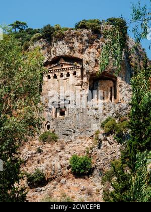 Antiche tombe rupestri dei Re Licia tagliate nella parete rocciosa sopra Dalyan, Turchia Foto Stock