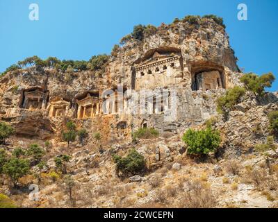 Antiche tombe rupestri dei Re Licia tagliate nella parete rocciosa sopra Dalyan, Turchia Foto Stock