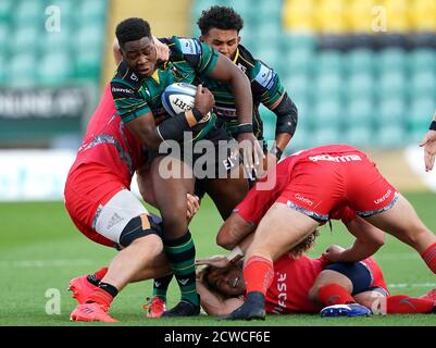 L'Emmanuel Iyogun dei Santi di Northampton è affrontato da Daniel du Preez di sale Sharks (a sinistra) durante la partita di premiership dei Gallagher presso i Franklin's Gardens, Northampton. Foto Stock