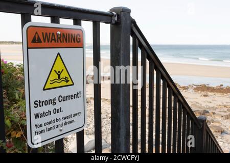 Segno che avverte gli amanti della spiaggia e i surfisti della forte corrente oceanica. Foto Stock