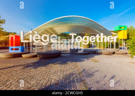 Liegi insieme lettere di fronte alla stazione ferroviaria di Liegi-Guillemins. Liegi Together è la tagline promozionale della città. Foto Stock