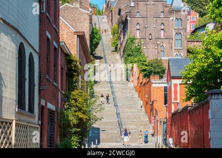 Scalinata della Montagne de Bueren a Liegi, Belgio. Ha 374 gradini ed è stato costruito nel 1881. Foto Stock