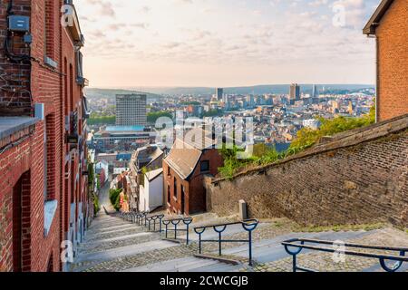 Skyline di Liegi, Belgio visto dalla cima della scala a 374 gradini della Montagne de Bueren Foto Stock