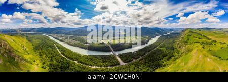 Panorama Blue Katun fiume Altai montagne repubblica Russia, vista aerea dall'alto Foto Stock