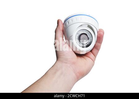 Installazione di una telecamera TVCC. Telecamera di sorveglianza rotonda di sicurezza a cupola nelle mani di un uomo. Foto Stock