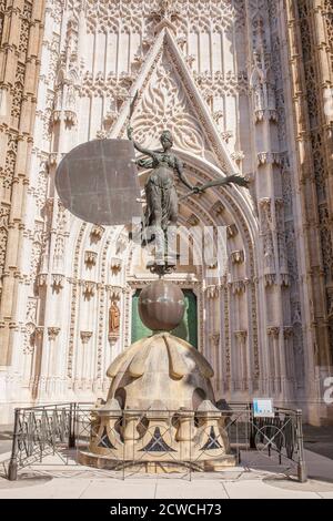 Statua del Giraldillo. Questo weathervane rappresenta il trionfo della fede cristiana sulla cima della Giralda. Replica. Siviglia, Spagna Foto Stock