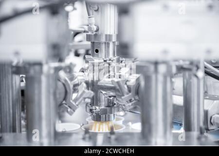 Tubi in acciaio inox per impianti alimentari industriali di automazione industriale Foto Stock