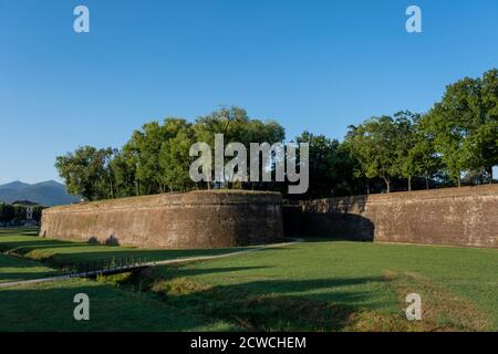 La città di Lucca mura fortificate in primavera, Toscana, Italia Foto Stock