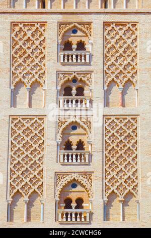 Decorazione esterna in mattoni della torre Giralda. Costruito come minareto per la Grande Moschea in al-Andalus. Spagna. Sezione centrale Foto Stock