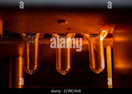 Preforme per la produzione di bottiglie in plastica PET. Fustellato per la produzione di contenitori per il latte o la birra. Apparecchiature industriali line factory Foto Stock