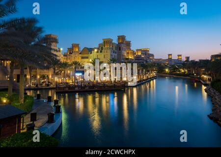 Vista di bar e ristoranti a Souk Madinat, Dubai, Emirati Arabi Uniti Foto Stock