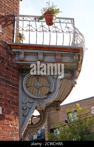 Mensola in legno ornato che sostiene un balcone di una vecchia casa a Montreal, Quebec, Canada Foto Stock