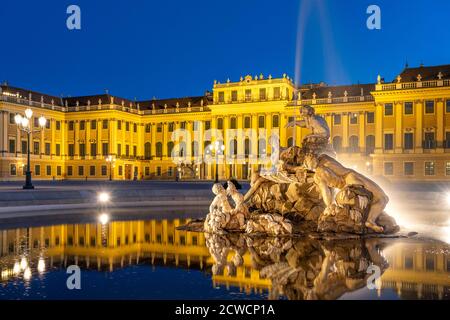 Brunnen im Ehrenhof von Schloss Schönbrunn in der Abenddämmerung, UNESCO Welterbe in Wien, Österreich, Europa | Parade Court Fountain and Schönbrunn Foto Stock
