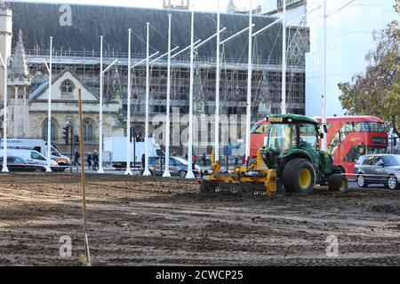 Trattore visto essere utilizzato da un'azienda di architettura paesaggistica quando si posa un nuovo prato sul giardino di Parliament Square. Foto Stock