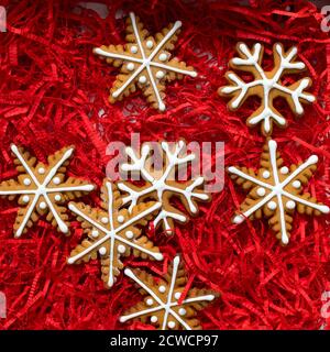 Telaio quadrato. Top sopra alto angolo closeup vista dall'alto della bella decorazione di natale. Biscotti di pan di zenzero sotto forma di fiocchi di neve, frecce, stelle An Foto Stock
