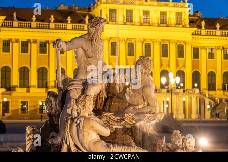 Brunnen im Ehrenhof von Schloss Schönbrunn in der Abenddämmerung, UNESCO Welterbe in Wien, Österreich, Europa | Parade Court Fountain and Schönbrun Foto Stock
