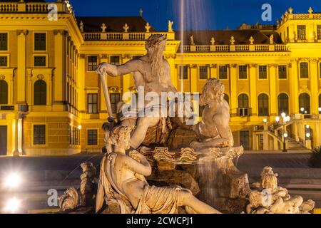 Brunnen im Ehrenhof von Schloss Schönbrunn in der Abenddämmerung, UNESCO Welterbe in Wien, Österreich, Europa | Parade Court Fountain and Schönbrun Foto Stock
