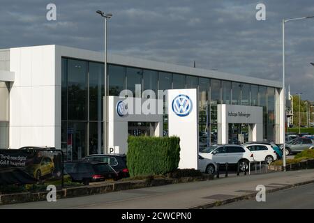 Concessionaria di automobili Volkswagen Inchcape, Stockport, Regno Unito con auto parcheggiate sul piazzale. Foto Stock