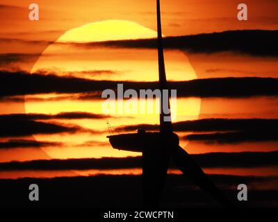 Sheerness, Kent, Regno Unito. 29 Settembre 2020. Regno Unito Meteo: Tramonto a Sheerness, Kent. Credit: James Bell/Alamy Live News Foto Stock