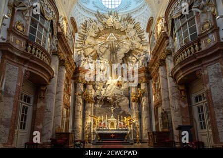 Alter der barocken Karlskirche in Wien, Österreich, Europa | Barocco Karlskirche chiesa altare, Vienna, Austria, Europa Foto Stock