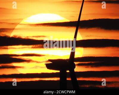 Sheerness, Kent, Regno Unito. 29 Settembre 2020. Regno Unito Meteo: Tramonto a Sheerness, Kent. Credit: James Bell/Alamy Live News Foto Stock
