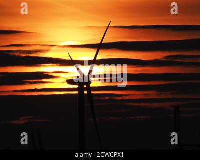 Sheerness, Kent, Regno Unito. 29 Settembre 2020. Regno Unito Meteo: Tramonto a Sheerness, Kent. Credit: James Bell/Alamy Live News Foto Stock