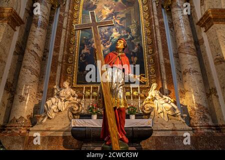 Statue des Heiligen Karl Borromäus der barocken Karlskirche in Wien, Österreich, Europa | Statua del San Carlo Borromeo, chiesa di Karlskirche, V Foto Stock