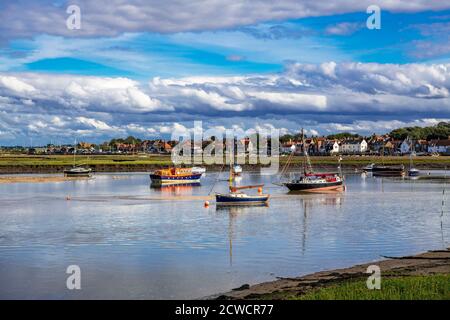 Barche ormeggiate estuario Wells vicino al Mare Nord Norfolk Inghilterra Foto Stock