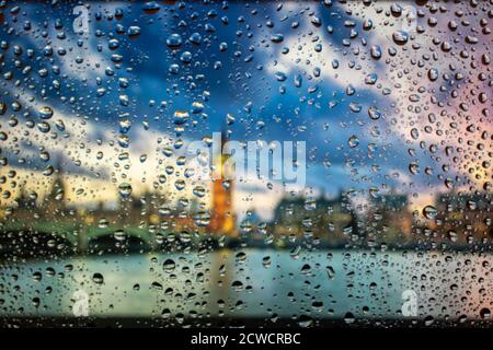 Skylines, Montagne, Raindrops su vetro finestra Foto Stock