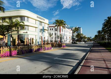 Ristoranti e caffè prendono il controllo della strada su Ocean Drive senza alcuna auto, a Miami Beach, Florida, Stati Uniti Foto Stock