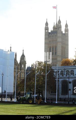 I paesaggisti hanno visto lavorare sul nuovo prato posato sul giardino di Parliament Square, Londra. Foto Stock