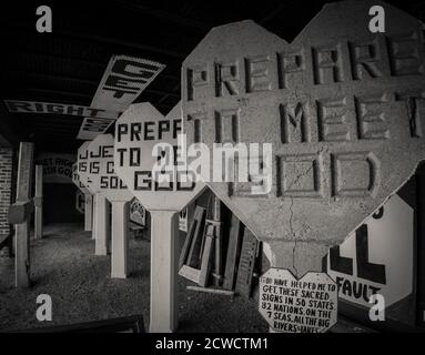 Cartelli stradali in cemento retrò che indicano, preparati a incontrare Dio, al Museum of Appalachia in Tennessee. Foto Stock