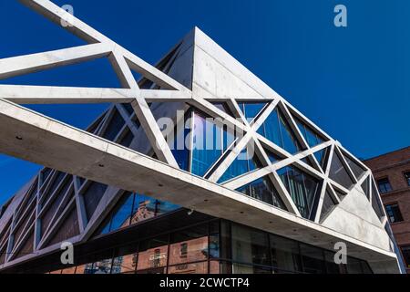 Architettura contemporanea presso il complesso rielaborato dell'ex fabbrica di vodka, Praga Koneser Centre (Centrum Praskie Koneser) nel distretto di Praga, Varsavia, po Foto Stock