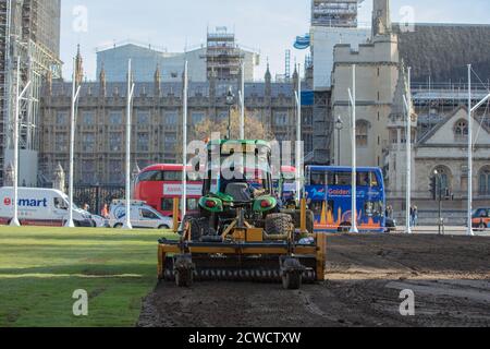 Trattore visto essere utilizzato da un'azienda di architettura paesaggistica quando si posa un nuovo prato sul giardino di Parliament Square. Foto Stock