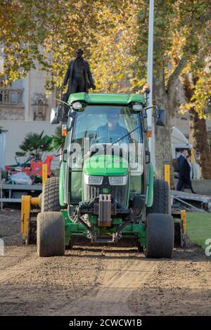 Trattore visto essere utilizzato da un'azienda di architettura paesaggistica quando si posa un nuovo prato sul giardino di Parliament Square. Foto Stock