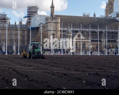 Trattore visto essere utilizzato da un'azienda di architettura paesaggistica quando si posa un nuovo prato sul giardino di Parliament Square. Foto Stock