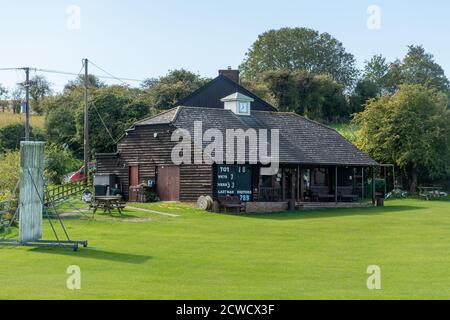 Cricket Pavilion e pitch nel villaggio di West Ilsley, Berkshire, Regno Unito Foto Stock