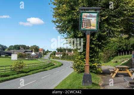 L'insegna Harrow pub sulla strada principale in West Ilsley, un villaggio del Berkshire, Regno Unito Foto Stock