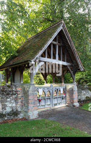 Ingresso Lychgate alla Chiesa di tutti i Santi, West Ilsley, Berkshire, Regno Unito Foto Stock