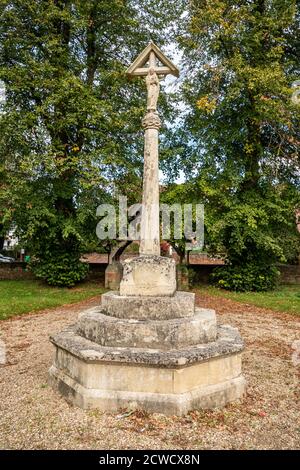 Memoriale di guerra nel cortile di All Saints Church, West Ilsley, Berkshire, Regno Unito Foto Stock