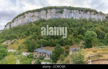 Baume-Les-Messieurs, Francia - 09 01 2020: Muro di roccia al circo di Baume-Les-Messieurs Foto Stock