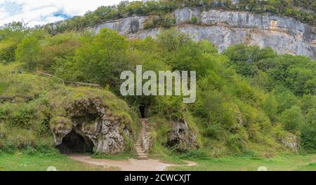 Baume-Les-Messieurs, Francia - 09 01 2020: Muro di roccia al circo di Baume-Les-Messieurs Foto Stock