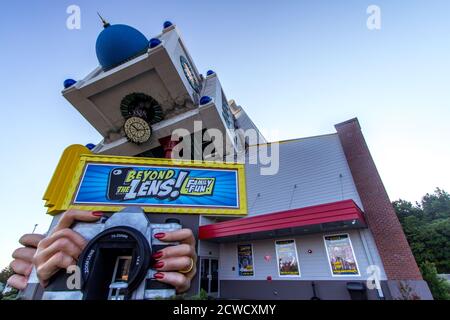 Pigeon Forge, Tennessee, USA - 15 agosto 2020: L'esterno dell'attrazione Beyond the Lens a Pigeon Forge. Foto Stock