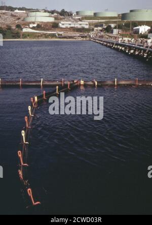 Parte del sistema di boom del terminal nord-est delle petroliere a Tiverton - Rhode Island ca. Maggio 1973 Foto Stock