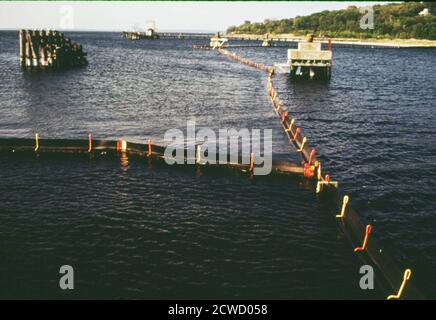 Parte del sistema di boom del terminal nord-est delle petroliere a Tiverton - Rhode Island ca. Maggio 1973 Foto Stock