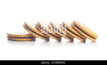 Biscotti dolci sandwich isolati su sfondo bianco. Foto Stock