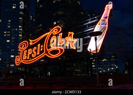 New York City / USA - 15 Dicembre 2019: Pepsi Cola segno su un edificio a Long Island City, Queens Foto Stock