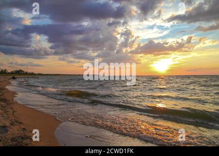 Splendida spiaggia di Great Lakes all'alba sull'orizzonte della costa del lago Huron nel Michigan, USA. Foto Stock