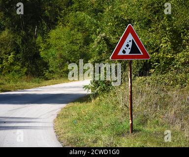 Segnale stradale che avverte i conducenti di eventuali frane sul strada Foto Stock