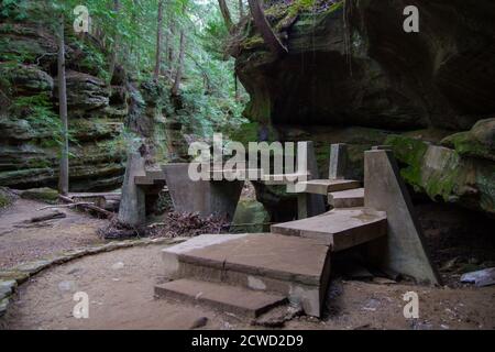 Escursioni a piedi in Hocking Hills. Splendido ponte pedonale che attraversa una piccola gola nella Old Mans Cave Area del parco statale Hocking Hills in Ohio. Foto Stock